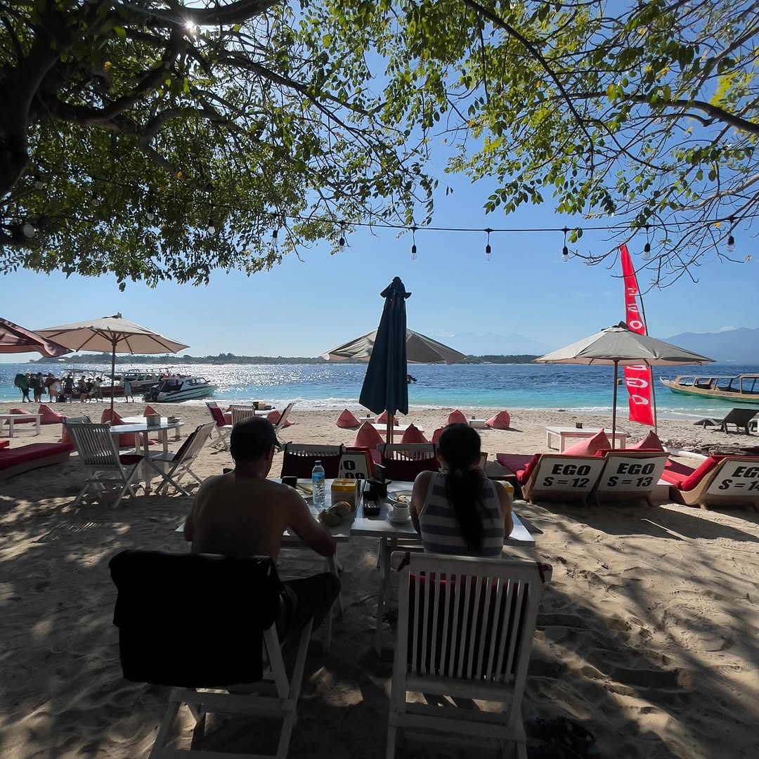 Suasana Sunset Dinner Seafood di EGO Beachfront Restaurant Gili Trawangan